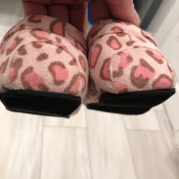 Sweater and house slippers - Picture 13 of 16